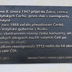 Pamětní deska přesídlení Volyňských Čechů na nádraží v Žatci