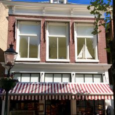 Pand onder schilddak met rechte kroonlijst