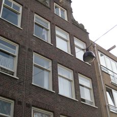 Huis, vanwege de zandstenen onderdelen van de gevelhals