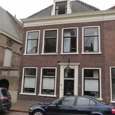 Pand met verdieping en omlopend schilddak