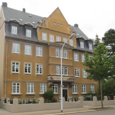 Mietshaus in geschlossener Bebauung konzipiert, mit Vorgarten und Einfriedung Olbernhauer Straße 25