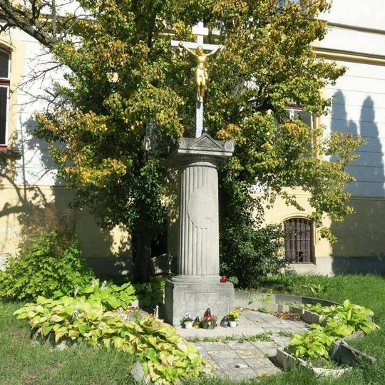 Kříž u domu 471 na náměstí Edvarda Beneše ve Varnsdorfu