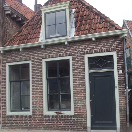 Eenvoudig laag huis. Belangrijk voor nr 29