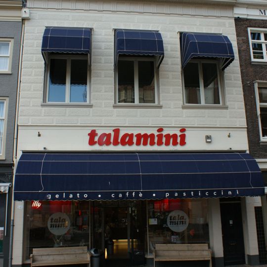 Huis onder dwars schilddak