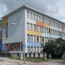 Budova školy na Bakalově nábřeží v Brně