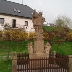 Socha sv. Jana Nepomuckého před čp. 135