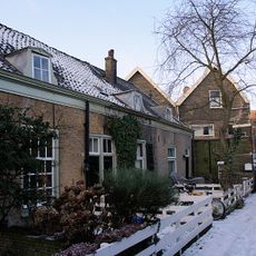 Hofje, rij van vijf aaneengeschakelde arbeiderswoningen