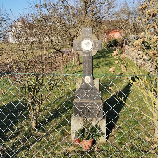 Kříž v jižní části Libína v zahradě