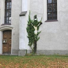 Kříž u kostela v Okounově