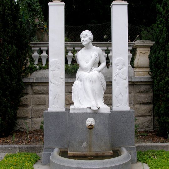 Georgievičov palác, pomník so sochou