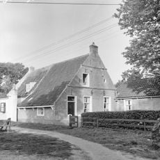 Karakteristieke dubbele Amelander commandeurswoning met jongere aanbouw