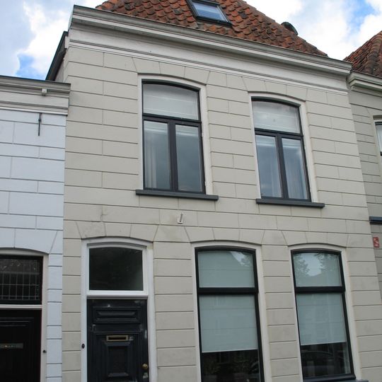 Pand met gepleisterde lijstgevel