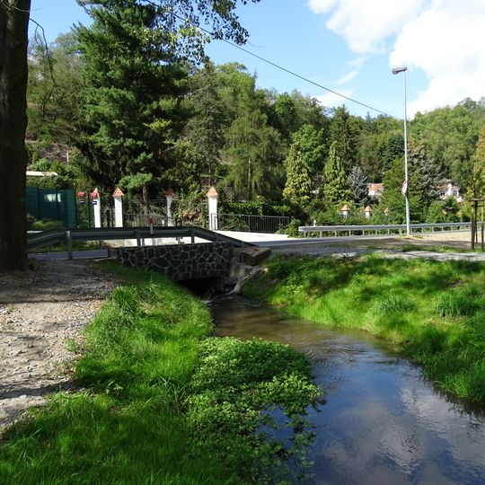 Most ulice V Šáreckém údolí přes Šárecký potok na konci revitalizovaného úseku pod Zlatnicí