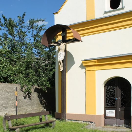 Dřevěný kříž v Července u kaple Svatoplukova ulice