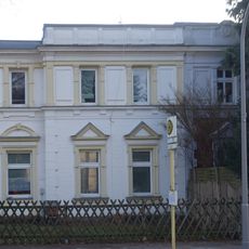 Doppelwohnhaus mit rückwärtigen Wirtschaftsgebäuden und Gartenpavillon Hermsdorfer Damm 176/178