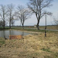 Kříž u Borkovic u rybníčku