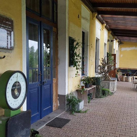 Pamětní deska Václava Hejduka na nádraží Zbiroh v Kařezu