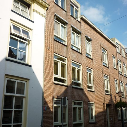 Huis met gepleisterde lijstgevel