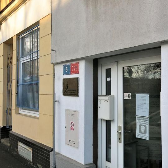 Pamětní deska Miloslava Draxla na domě Varšavská 5/779 na Střekově