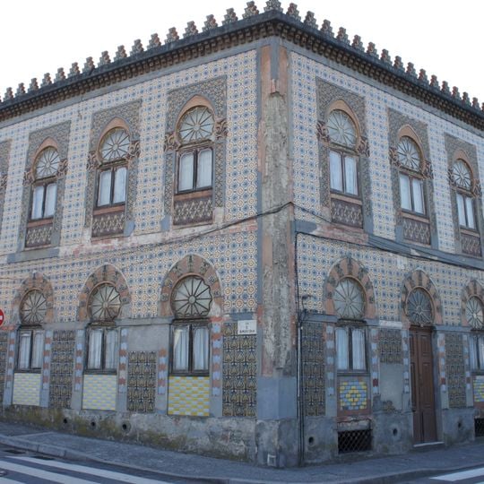 Casas no Gaveto da Rua Conselheiro Veloso da Cruz e Rua de Almeida Costa