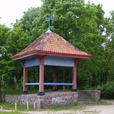 Drewniana altana na kamiennej podmurówce