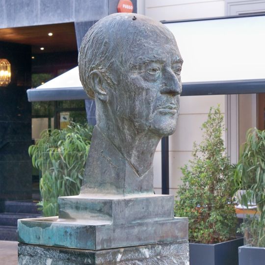 Monumento a Alfonso Canales