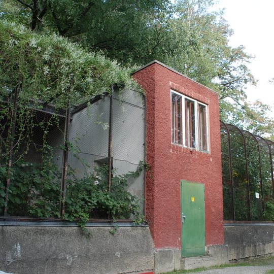 Vogelvolieren im Park der Villa Blanka