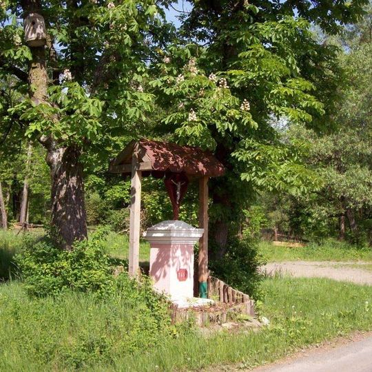 Kříž severně od Rybníka mezi stromy