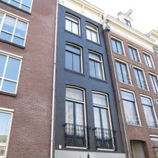 Huis met gevel onder rechte lijst