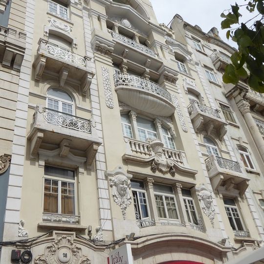 Prédio na Avenida Duque d'Ávila, 26-26A