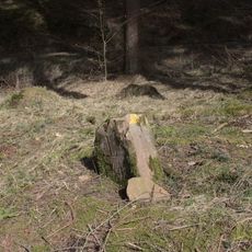 Etwas schief und leicht beschädigt.