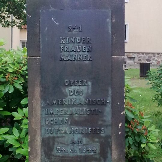 Gedenkstein für Opfer eines Luftangriffs Blumenstraße/Ecke Siedlerstraße