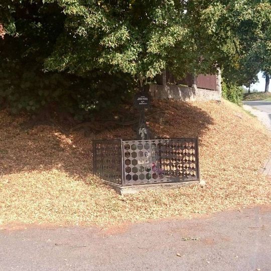 Kříž v Chabrovicích na rozcestí