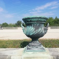 Vase aux visages grimaçants