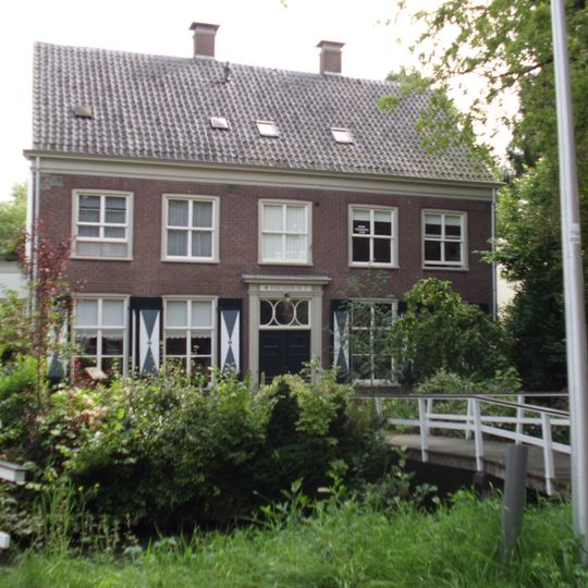 Vrijstaand fors pand met lijstgevel en zadeldak