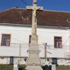 Kříž na návsi v Častoticích