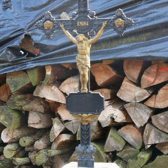 Kříž v zahradě domu Hřbitovní 329 v Kladrubech