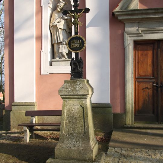 Kříž u kostela nalezení Panny Marie v Kostníkách