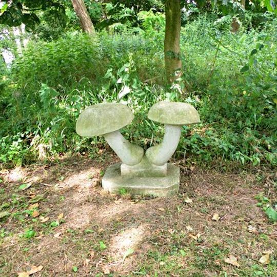 Bingerden: twee paddenstoelen op sokkel