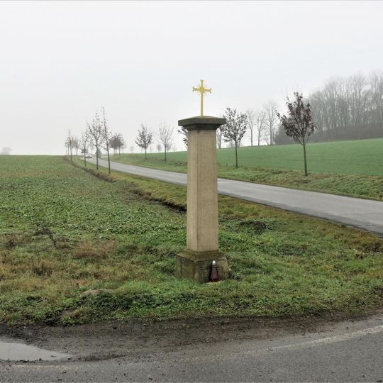 Kříž na rozcestí k železniční zastávce v Královicích