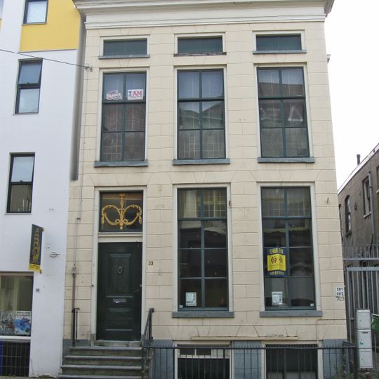 Drie traveeën breed onderkelderd hoekpand