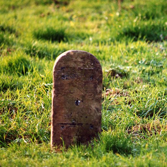 Milestone, entrance to Wold House Farm