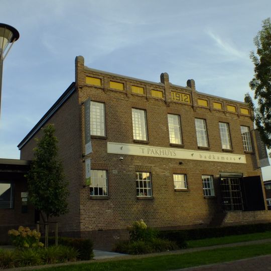 Pakhuis, voormalig depot van de ncb aan de doorgaande weg in mariaheide