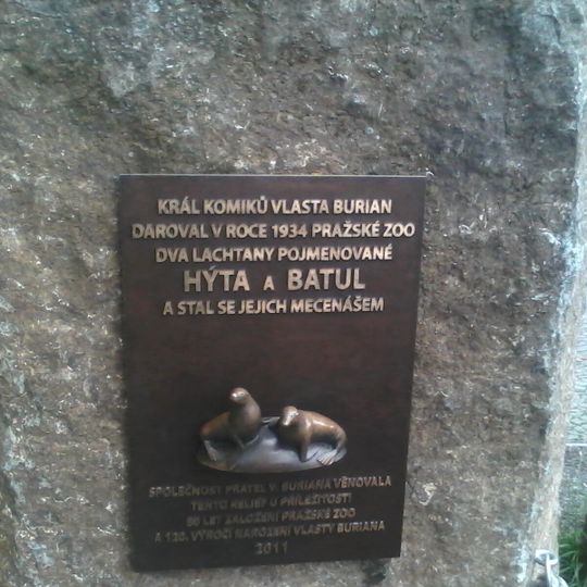 Pamětní deska lachtanů Hýta a Batul v ZOO Praha