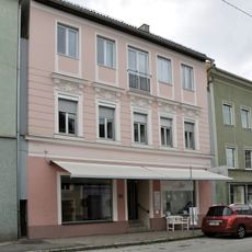 Wohn- und Geschäftshaus, Apotheke, Gürtlerhaus Nr. 67