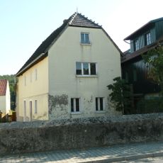 Seitengebäude und Hofmauer eines Bauernhofes Hauptstraße 33a