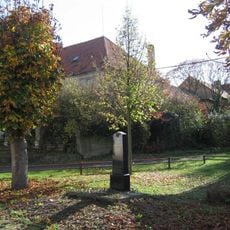 Pomník padlým v obou světových válkách na návsi v Živoníně