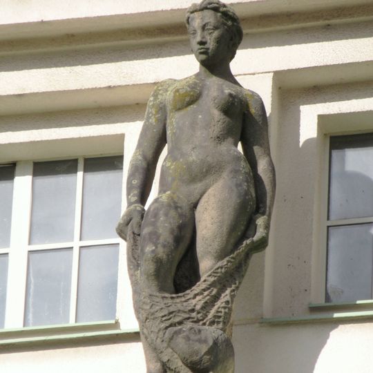 Sochy alegorií Malše a Blanice Šumavské na průčelí Podolské vodárny