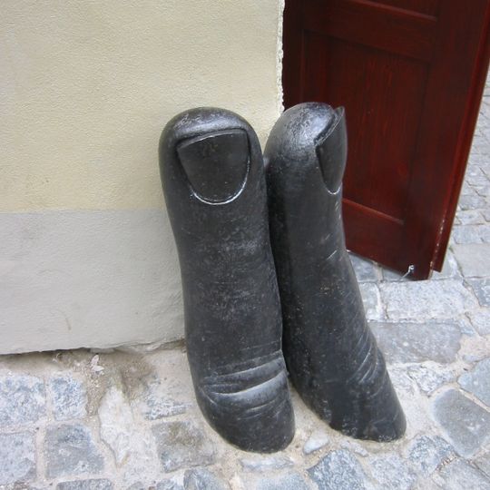 Bronzové prsty u mostu doktora Edvarda Beneše v Českém Krumlově