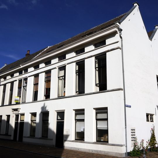 Rij van vier 'Zocher panden' die in feite verbouwde gebouwen zijn van het begijnehof